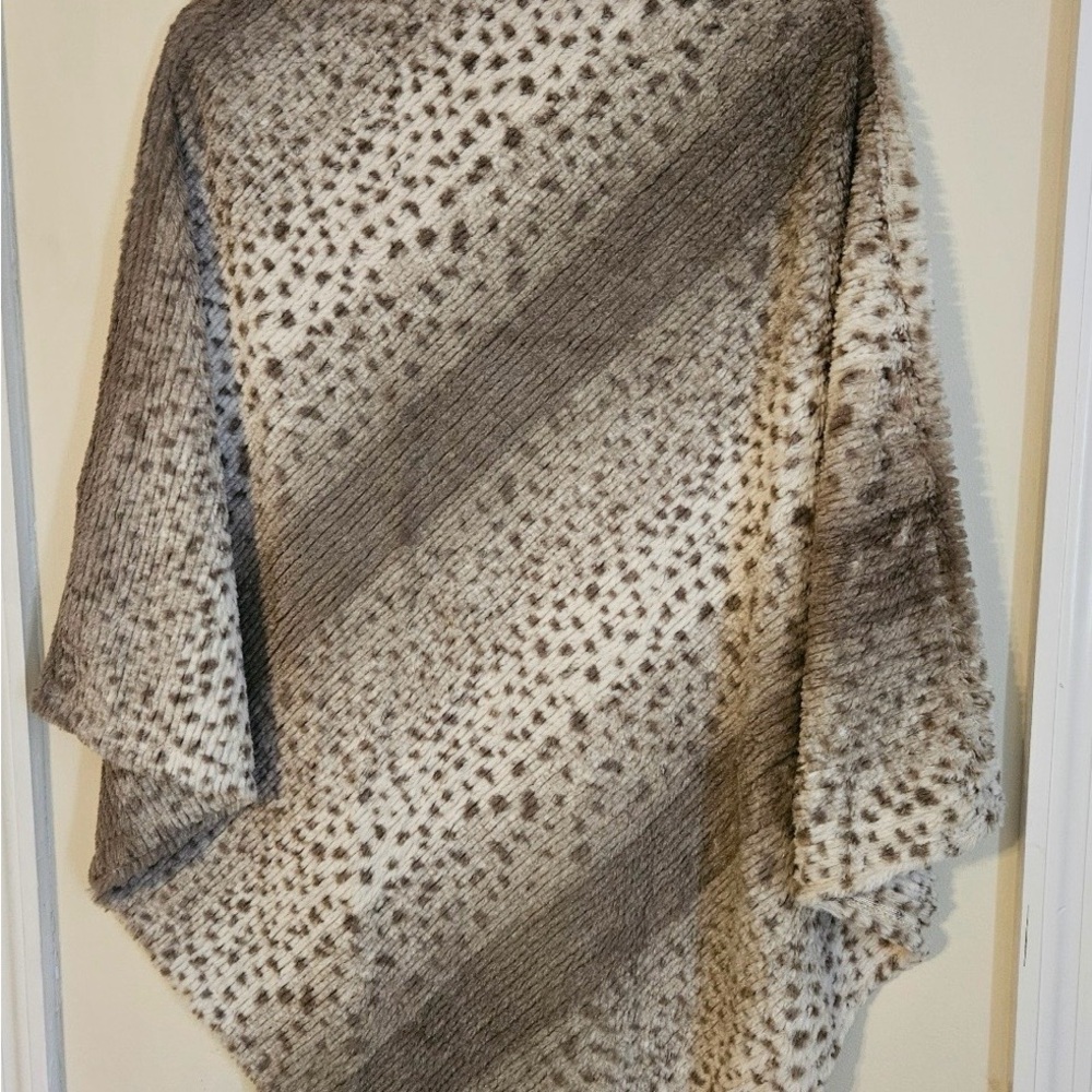 Elegant Brown and Cream Cape - Picture 3 of 5